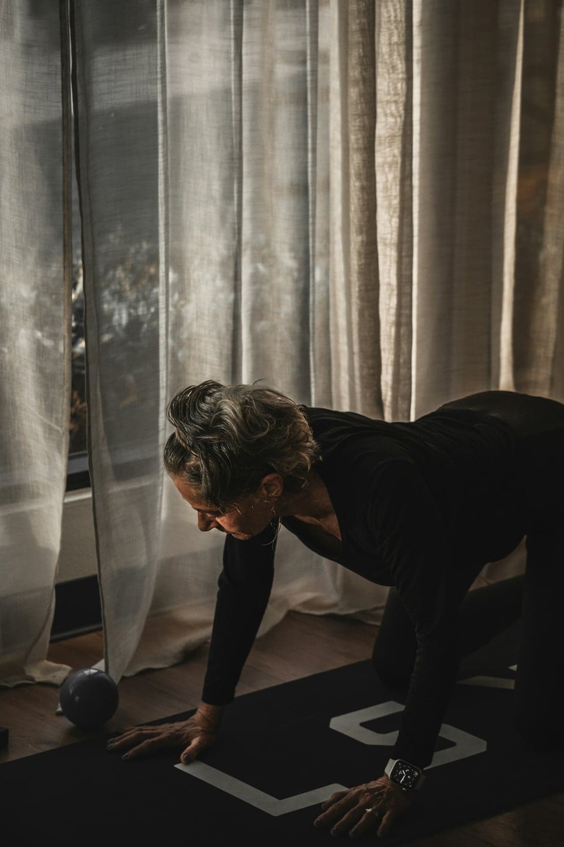 Woman doing a bodyweight core exercise on a mat at home